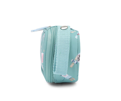 a Funda Almuerzo Térmica Pandas in Space (Pandas) de Tutete en Mano de Santa, la opción ideal para mantener la merienda o el almuerzo de tu peque siempre a la temperatura perfecta. Esta bolsa térmica infantil personalizable combina un diseño moderno y sostenible con la máxima funcionalidad para el colegio, la guardería o las excursiones. Fabricada con materiales reciclados libres de BPA