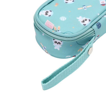 a Funda Almuerzo Térmica Pandas in Space (Pandas) de Tutete en Mano de Santa, la opción ideal para mantener la merienda o el almuerzo de tu peque siempre a la temperatura perfecta. Esta bolsa térmica infantil personalizable combina un diseño moderno y sostenible con la máxima funcionalidad para el colegio, la guardería o las excursiones. Fabricada con materiales reciclados libres de BPA