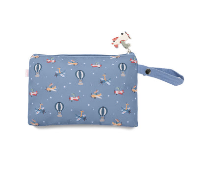 funda para bocadillo Impermeable Planes (aviones) Personalizable de Tutete es justo lo que necesitas.


Bolsita de interior impermeable para llevar el bocadillo o fruta al colegio y no usar papel de aluminio ni bolsas de plástico que tanto contaminan. Una opción ecológica y muy divertida para proteger el medio ambiente.