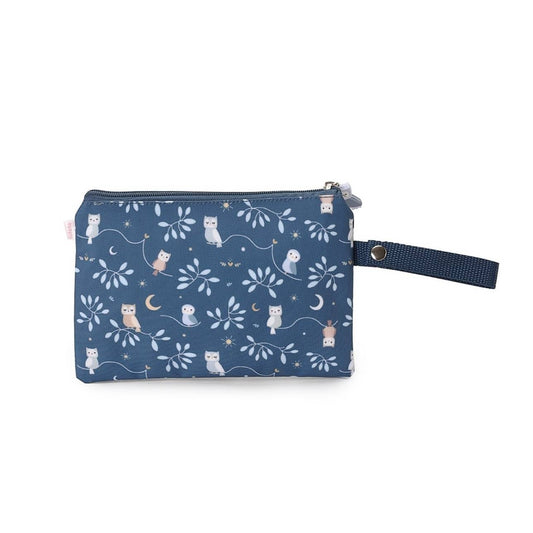 unda para bocadillo Impermeable magical Forest Personalizable de Tutete es justo lo que necesitas.


Bolsita de interior impermeable para llevar el bocadillo o fruta al colegio y no usar papel de aluminio ni bolsas de plástico que tanto contaminan. Una opción ecológica y muy divertida para proteger el medio ambiente.



Además lo puedes personalizar en el asa con el nombre de tu peque. En este caso la personalización se hace EN LA TIRA DE LA BOLSA, 