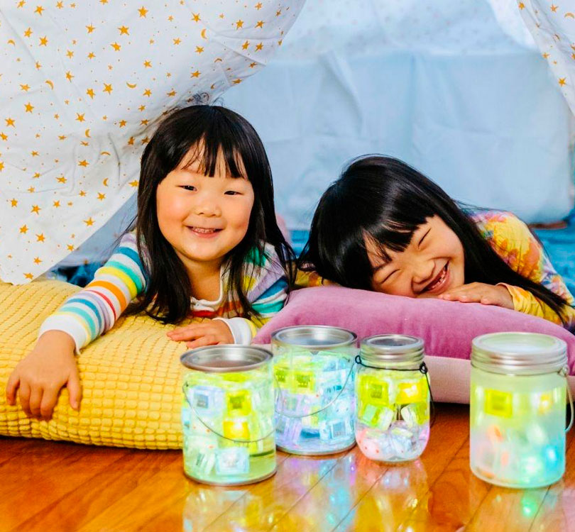 niñas jugando con Estos cubos de luz son un producto que capta la atención y centra los sentidos, a la vez que hace del baño una experiencia divertida. Se trata de un juguete que estimulará cognitiva y sensorialmente a los más pequeños