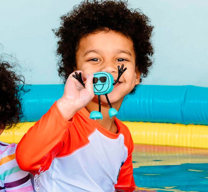 niño jugando con Este personaje, incluye un hueco donde colocar el  cubo de luz, es un producto que capta la atención y centra los sentidos, a la vez que hace del baño una experiencia divertida. Se trata de un juguete que estimulará cognitiva y sensorialmente a los más pequeños coló r azul