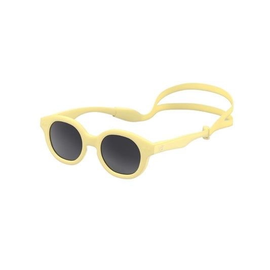  ¡Protege los ojos de tus hijos con estilo y comodidad! Las gafas de sol infantiles Izipizi Kids 9-36 meses son la solución perfecta para tus peques. Con una montura super flexible y resistente, estas gafas están diseñadas para adaptarse perfectamente a la nariz y cabeza de tus hijos, lo que garantiza su comodidad y seguridad. 