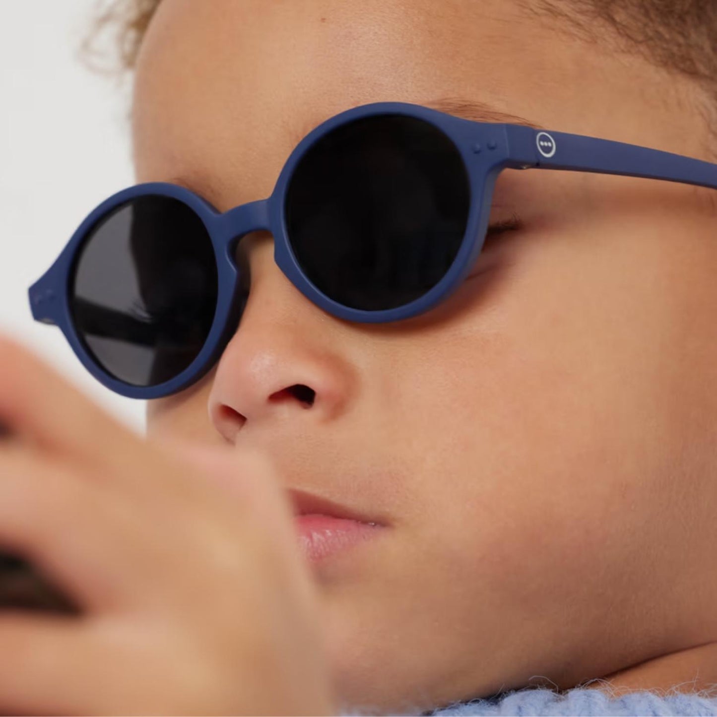 Compra las Gafas Izipizi Baby #D 2026 en Mano de Santa. Lentes polarizadas cat. 3, montura elástica y 100% protección UV para bebés de 0 a 3 años. ¡Seguridad y estilo!