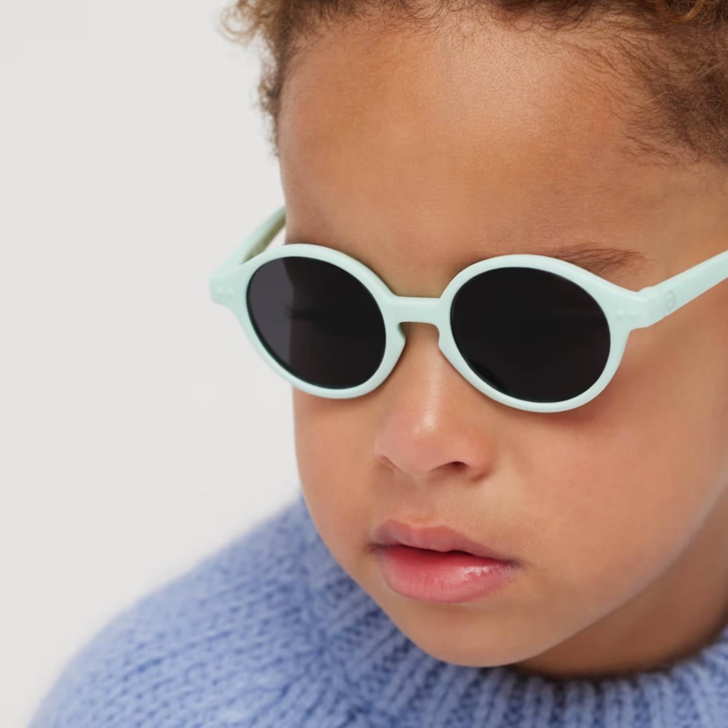Compra las Gafas Izipizi Baby #D 2026 en Mano de Santa. Lentes polarizadas cat. 3, montura elástica y 100% protección UV para bebés de 0 a 3 años. ¡Seguridad y estilo!