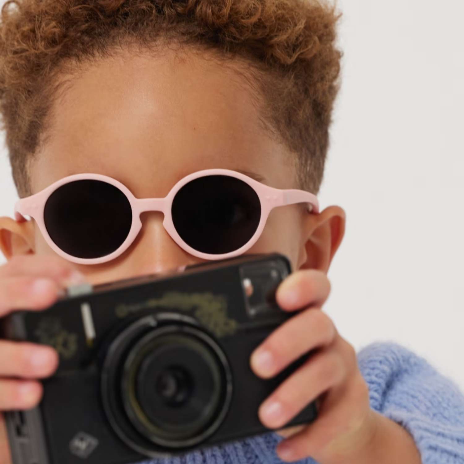 Compra las Gafas Izipizi Baby #D 2026 en Mano de Santa. Lentes polarizadas cat. 3, montura elástica y 100% protección UV para bebés de 0 a 3 años. ¡Seguridad y estilo!
