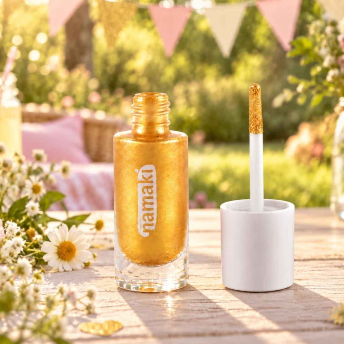 Compra el Gel Glitter Dorado de Namaki para niños. Purpurina ecológica y segura para rostro y cuerpo, fácil de aplicar y de retirar con agua y jabón. ¡Brillo mágico sin tóxicos!