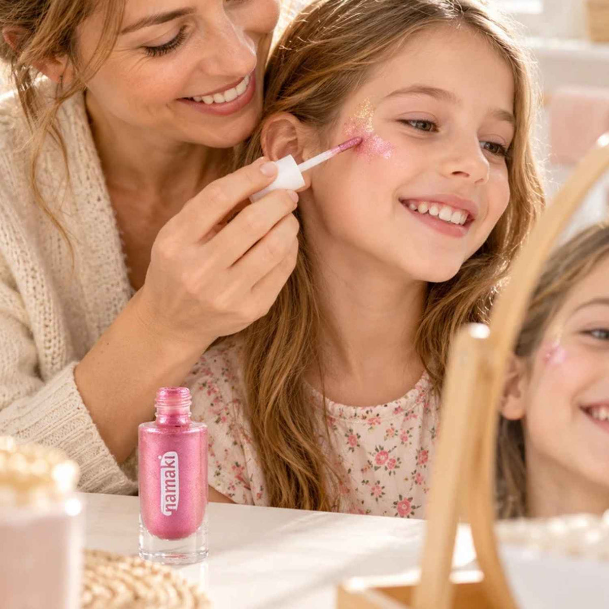Compra el Gel Glitter Rosa de Namaki para niños. Purpurina ecológica y segura para rostro y cuerpo, fácil de aplicar y de retirar con agua y jabón. ¡Brillo mágico sin tóxicos!