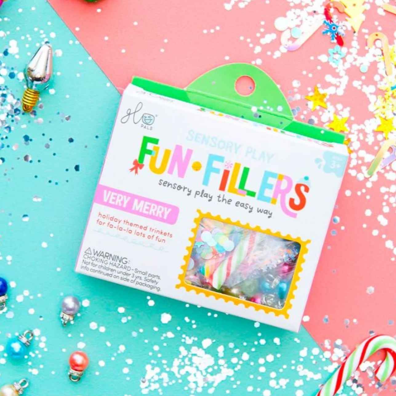 Glo Pals – Kit Jarra Sensorial de Invierno con Luces y Pegatinas ❄️
¡Una bola de nieve mágica que tú creas con tus propias manos!

Incluye jarra blanca con sistema de luces que se activa al añadir agua 💧

2 packs de relleno con temática invernal: confetti, bastones de caramelo, estrellitas y más 🎄

3 hojas de pegatinas reutilizables: casas nevadas, pingüinos, muñecos de nieve, montañas... ⛄

Solo necesitas agua del grifo para empezar la magia 🪄