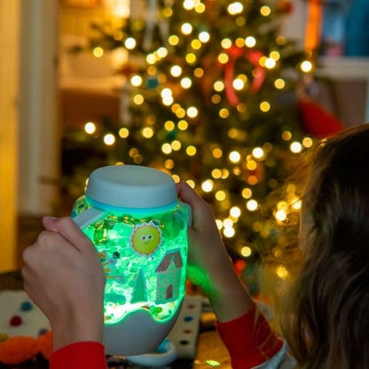 Glo Pals – Kit Jarra Sensorial de Invierno con Luces y Pegatinas ❄️
¡Una bola de nieve mágica que tú creas con tus propias manos!

Incluye jarra blanca con sistema de luces que se activa al añadir agua 💧

2 packs de relleno con temática invernal: confetti, bastones de caramelo, estrellitas y más 🎄

3 hojas de pegatinas reutilizables: casas nevadas, pingüinos, muñecos de nieve, montañas... ⛄

Solo necesitas agua del grifo para empezar la magia 🪄