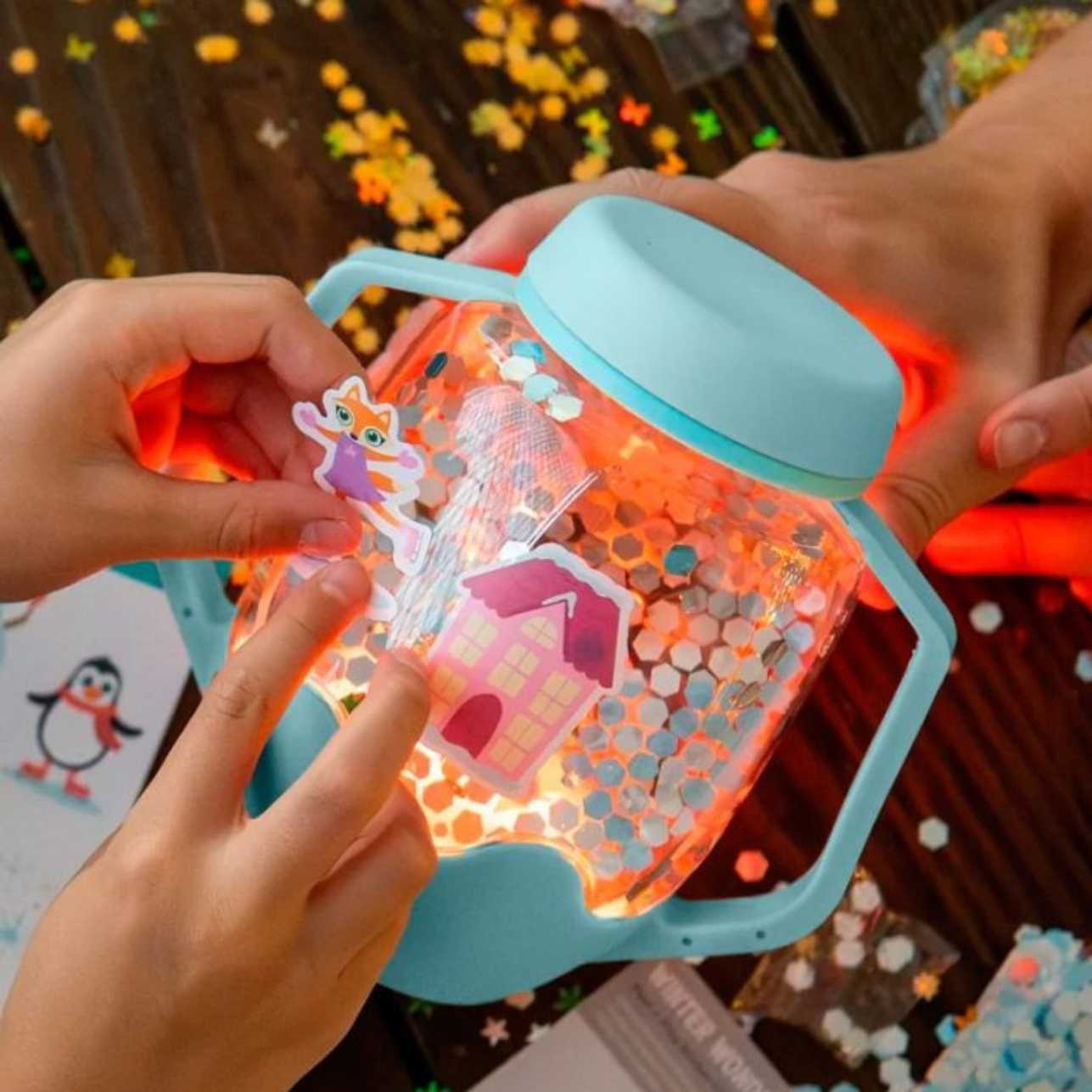 Glo Pals – Kit Jarra Sensorial de Invierno con Luces y Pegatinas ❄️
¡Una bola de nieve mágica que tú creas con tus propias manos!

Incluye jarra blanca con sistema de luces que se activa al añadir agua 💧

2 packs de relleno con temática invernal: confetti, bastones de caramelo, estrellitas y más 🎄

3 hojas de pegatinas reutilizables: casas nevadas, pingüinos, muñecos de nieve, montañas... ⛄

Solo necesitas agua del grifo para empezar la magia 🪄