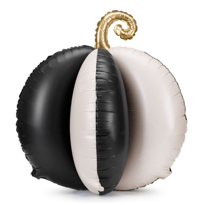 🎃 Globo de Foil 3D Calabaza – 58 x 58 cm
Incluye: 8 elementos inflables, 4 clips de cierre, pegatinas de gel y 1 pajita para inflado
Medidas aproximadas tras el inflado: 58 x 58 cm
Colores: Negro y crema con tallo dorado
Material: Foil de alta calidad
Inflado: Con aire (no necesita helio)