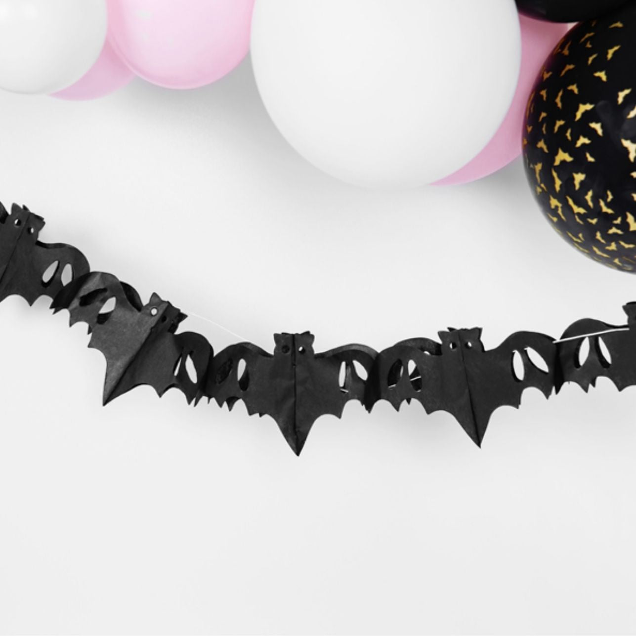 Material: Papel de seda
Color: Negro
Longitud: 4 metros
Ideal para: Decoraciones de Halloween, fiestas temáticas, escaparates o eventos escolares