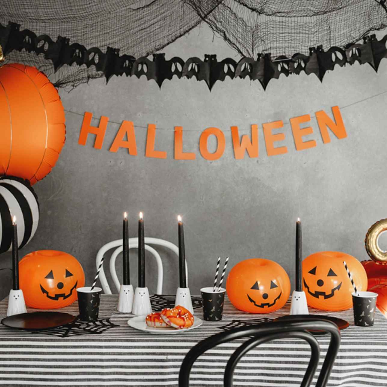  Material: Papel de seda
Color: Negro
Longitud: 4 metros
Ideal para: Decoraciones de Halloween, fiestas temáticas, escaparates o eventos escolares