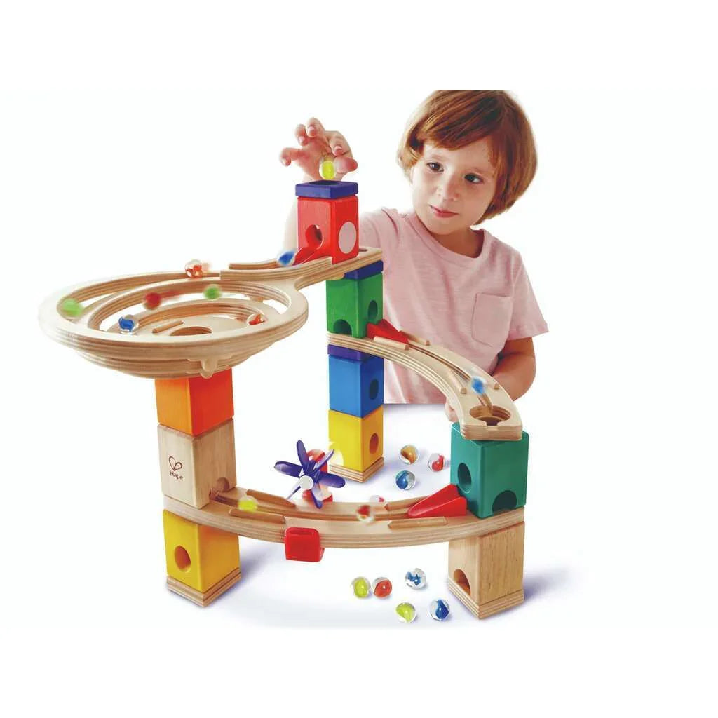 Los niños y niñas pueden crear y experimentar con diferentes pistas, rampas y obstáculos. Esta experiencia de juego abierta anima a los peques a pensar con originalidad e inventar soluciones innovadoras.