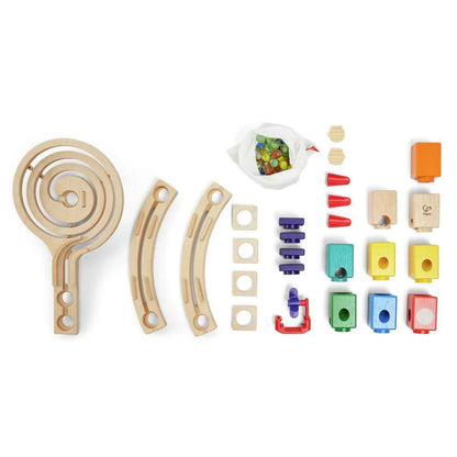 Los niños y niñas pueden crear y experimentar con diferentes pistas, rampas y obstáculos. Esta experiencia de juego abierta anima a los peques a pensar con originalidad e inventar soluciones innovadoras.