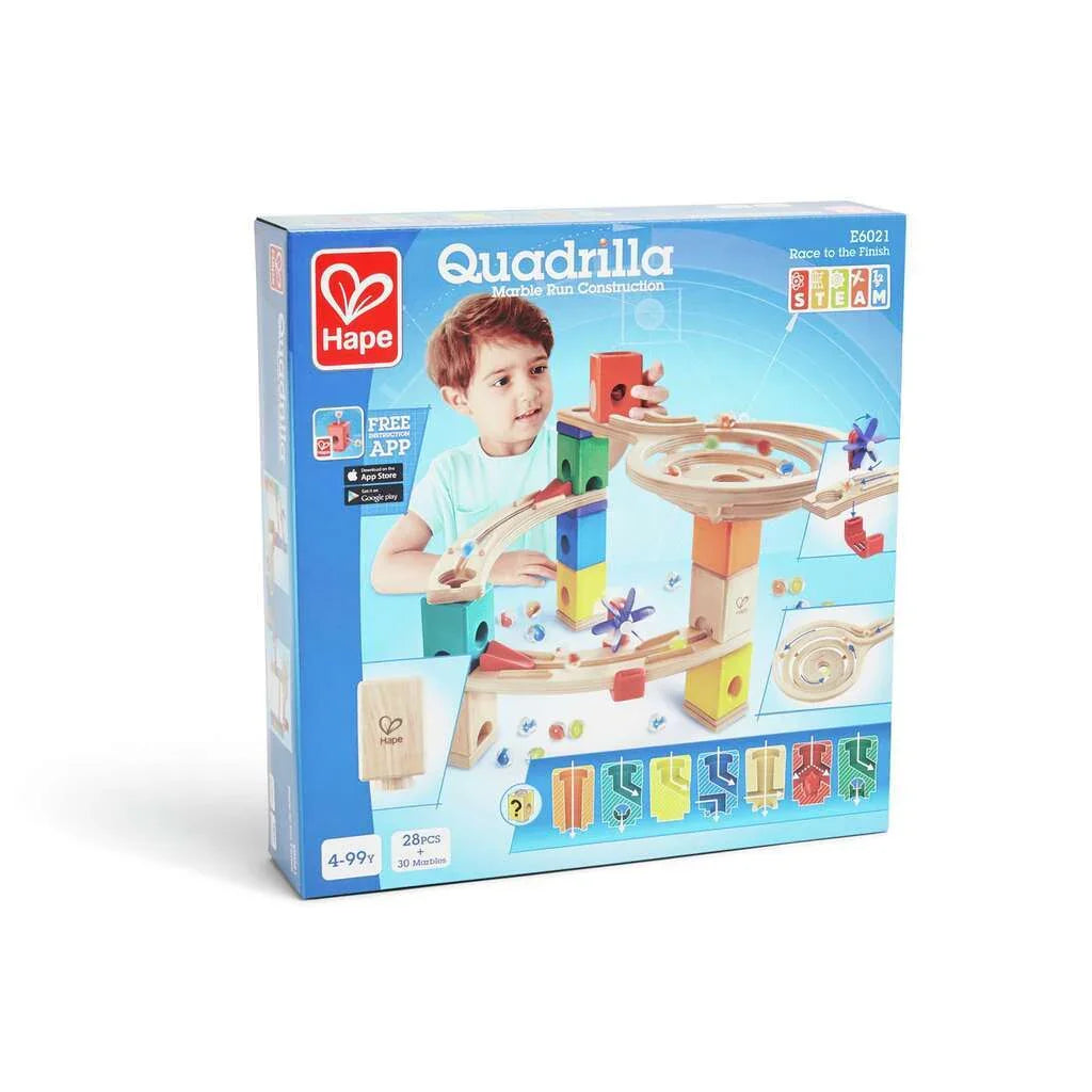 Los niños y niñas pueden crear y experimentar con diferentes pistas, rampas y obstáculos. Esta experiencia de juego abierta anima a los peques a pensar con originalidad e inventar soluciones innovadoras.