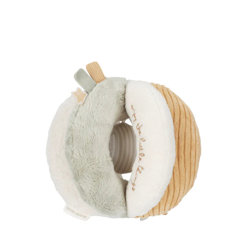 Pelota Sensorial Newborn Naturals: Juguete de Bebé Suave con Sonajero

Juguete Sensorial Blando ideal para recién nacidos (0 meses+).

Fomenta la Coordinación Ojo-Mano y el agarre gracias a su textura acolchada.

Lavable a Máquina (30ºC). Seguro y fabricado con poliéster reciclado certificado GRS.