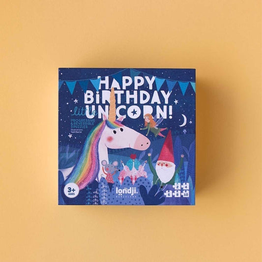  Puzzle Happy Birthday Unicorn de Londji! Este set de puzzles para niños pequeños es la herramienta ideal para introducir a los más curiosos en el mundo de los rompecabezas. A través de sus piezas de gran calidad, los niños acompañarán al unicornio y al duende en una aventura inolvidable.
