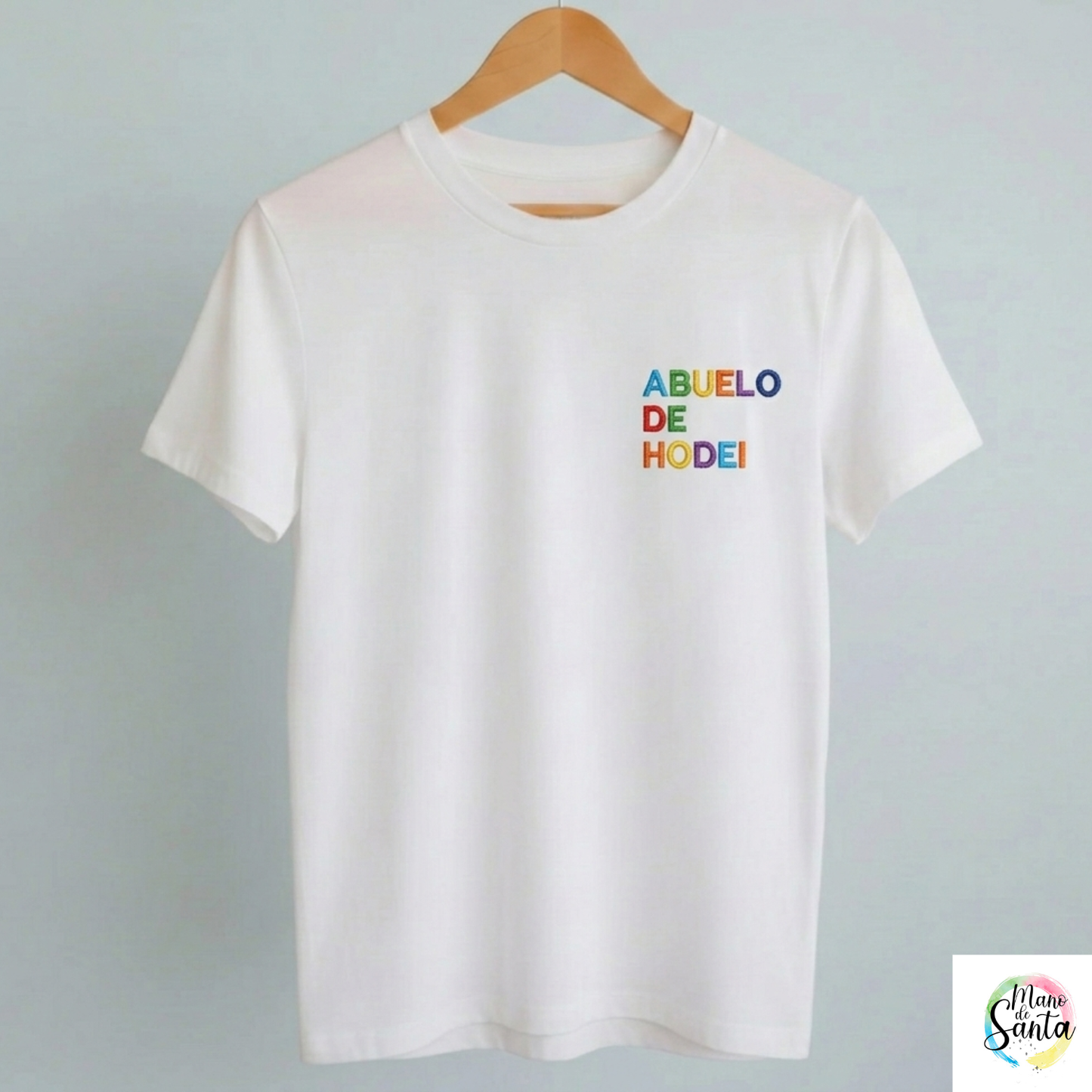 ompra la camiseta personalizada para abuelo con diseño arcoíris multicolor en Mano de Santa. Un regalo emotivo, cómodo y de alta calidad para los mejores abuelos. ¡Personalízala hoy!