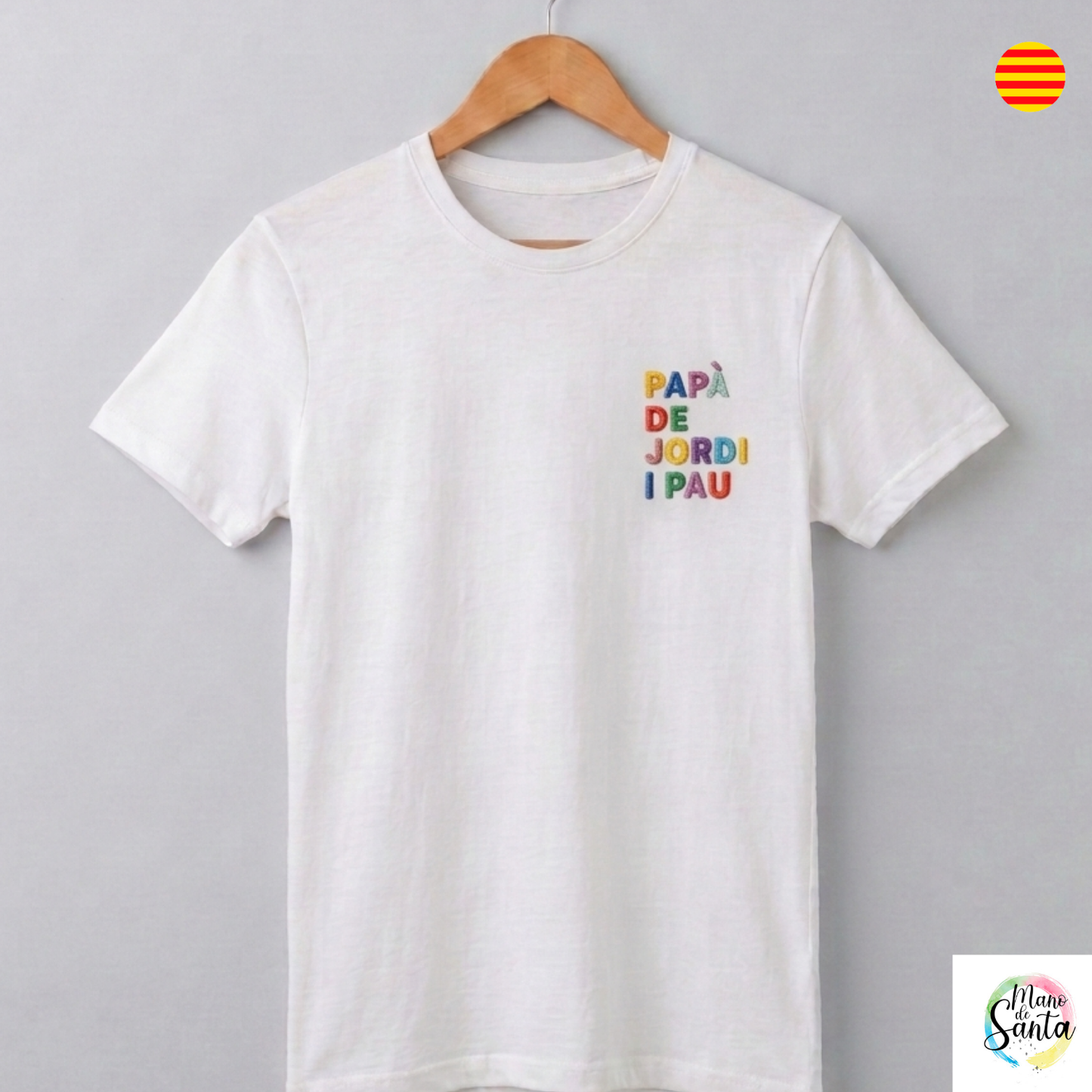 Camiseta Personalizada para Papà EN CATALÁN – El Regalo Perfecto con Bordado Único ✨

🧵 Bordado de Alta Gama: Personalización "Papà de (Nombre/s de los peques)" con relieve y acabado multicolor premium. Los colores de las letras son ALEATORIOS en la gama ARCOIRIS (Colores brillantes: verde, naranja, azul, rojo, morado, amarillo, gris...)

es siempre en MAYÚSCULAS.
