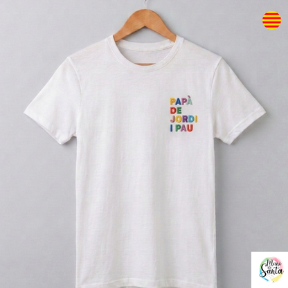 Camiseta Personalizada para Papà EN CATALÁN – El Regalo Perfecto con Bordado Único ✨

🧵 Bordado de Alta Gama: Personalización "Papà de (Nombre/s de los peques)" con relieve y acabado multicolor premium. Los colores de las letras son ALEATORIOS en la gama ARCOIRIS (Colores brillantes: verde, naranja, azul, rojo, morado, amarillo, gris...)

es siempre en MAYÚSCULAS.
