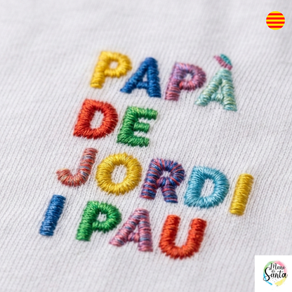 Camiseta Personalizada para Papà EN CATALÁN – El Regalo Perfecto con Bordado Único ✨

🧵 Bordado de Alta Gama: Personalización "Papà de (Nombre/s de los peques)" con relieve y acabado multicolor premium. Los colores de las letras son ALEATORIOS en la gama ARCOIRIS (Colores brillantes: verde, naranja, azul, rojo, morado, amarillo, gris...)

es siempre en MAYÚSCULAS.
