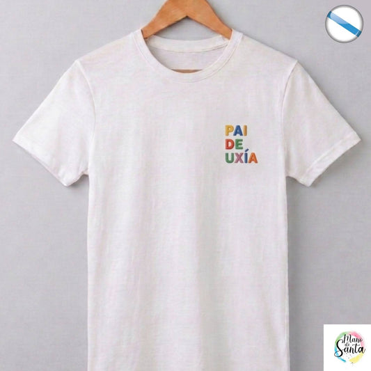 Camiseta Personalizada para Pai EN GALEGO – El Regalo Perfecto con Bordado Único ✨

🧵 Bordado de Alta Gama: Personalización "Pai de (Nombre/s de los peques)" con relieve y acabado multicolor premium. Los colores de las letras son ALEATORIOS en la gama ARCOIRIS (Colores brillantes: verde, naranja, azul, rojo, morado, amarillo, gris...) es siempre en MAYÚSCULAS.
