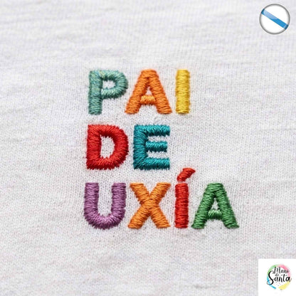 Camiseta Personalizada para Pai EN GALEGO – El Regalo Perfecto con Bordado Único ✨

🧵 Bordado de Alta Gama: Personalización "Pai de (Nombre/s de los peques)" con relieve y acabado multicolor premium. Los colores de las letras son ALEATORIOS en la gama ARCOIRIS (Colores brillantes: verde, naranja, azul, rojo, morado, amarillo, gris...) es siempre en MAYÚSCULAS.