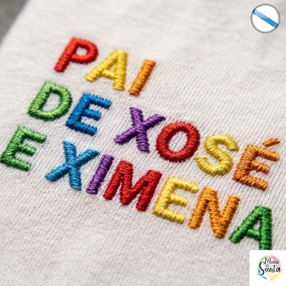 Camiseta Personalizada para Pai EN GALEGO – El Regalo Perfecto con Bordado Único ✨

🧵 Bordado de Alta Gama: Personalización "Pai de (Nombre/s de los peques)" con relieve y acabado multicolor premium. Los colores de las letras son ALEATORIOS en la gama ARCOIRIS (Colores brillantes: verde, naranja, azul, rojo, morado, amarillo, gris...) es siempre en MAYÚSCULAS.