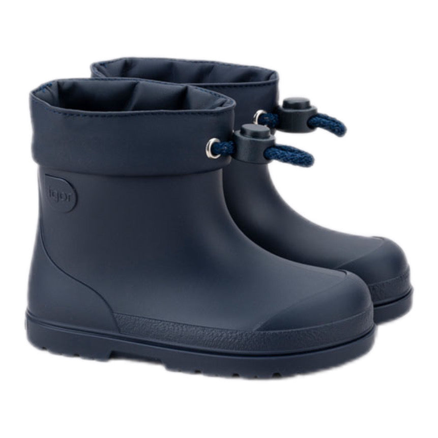 botas de agua barefoot monocolor MENDI AZUL MARINO de concepto barefoot de IGOR! Son tus aliadas para aventuras en familia bajo la lluvia. Su acabado mate las hace preciosas y el diseño respetuoso con sus pies las hace flexibles y cómodas. ¿Quieres a
