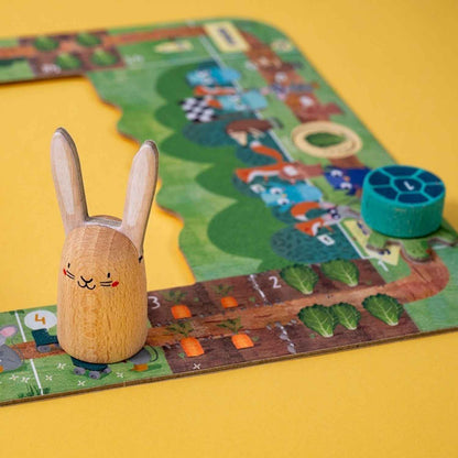 Prepárate para una emocionante aventura donde la velocidad no lo es todo. Con&nbsp;Ready Steady Go! de Londji, la clásica fábula de la liebre y la tortuga cobra vida en un juego cooperativo que enseña el verdadero valor del trabajo en equipo. ¿Creías que la liebre siempre gana? ¡Sorpresa! Tus peques descubrirán que la paciencia, la ayuda mutua y una buena estrategia son la clave para cruzar la meta.