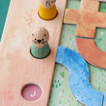 Family Game - BEST FRIENDS, el juego de mesa educativo y de lógica perfecto para niños a partir de 6 años y toda la familia. El objetivo es sencillo pero retador: elige una tarjeta de reto y combina las piezas sobre el tablero para abrir paso y reencontrar a los dos animales del mismo color.
