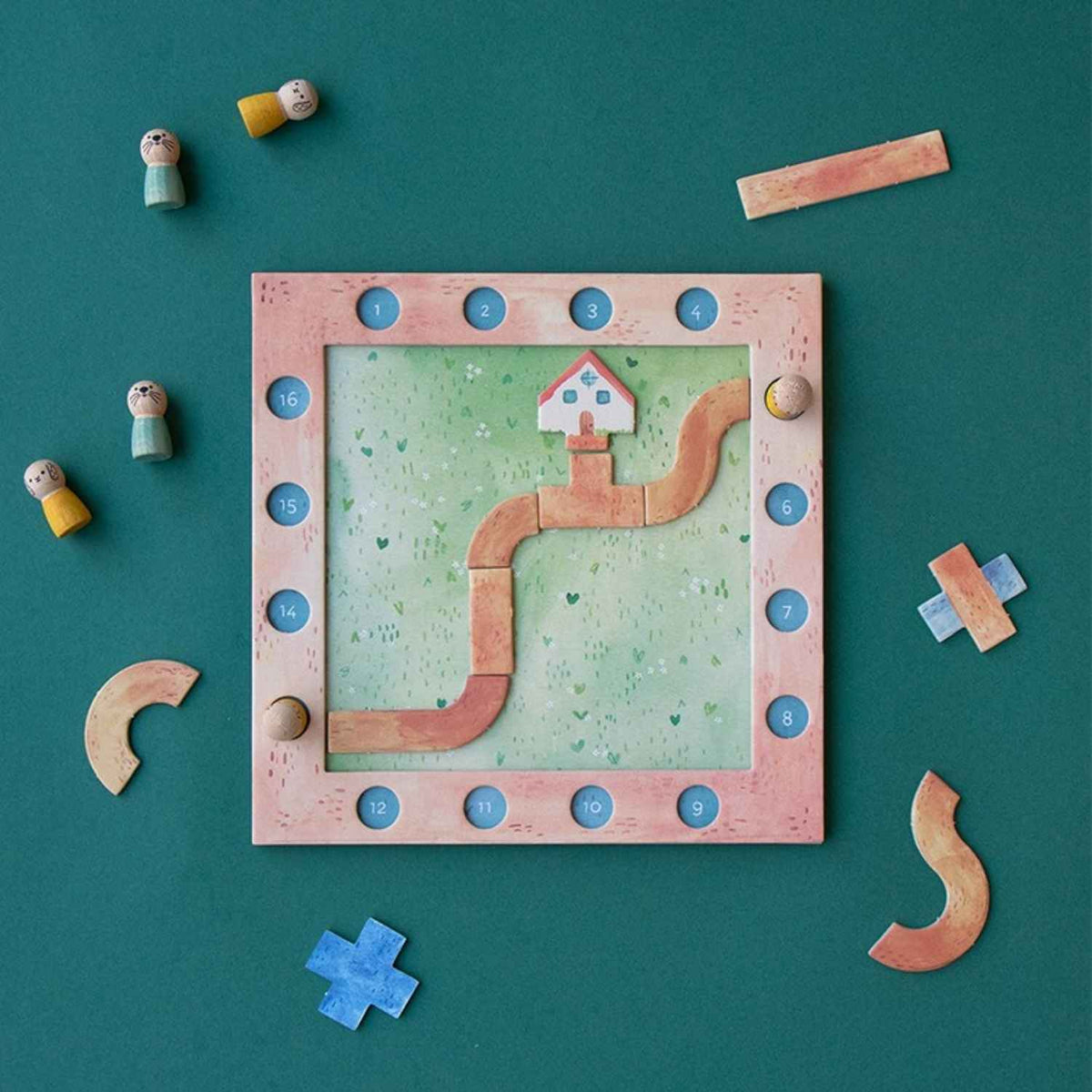 Family Game - BEST FRIENDS, el juego de mesa educativo y de lógica perfecto para niños a partir de 6 años y toda la familia. El objetivo es sencillo pero retador: elige una tarjeta de reto y combina las piezas sobre el tablero para abrir paso y reencontrar a los dos animales del mismo color.