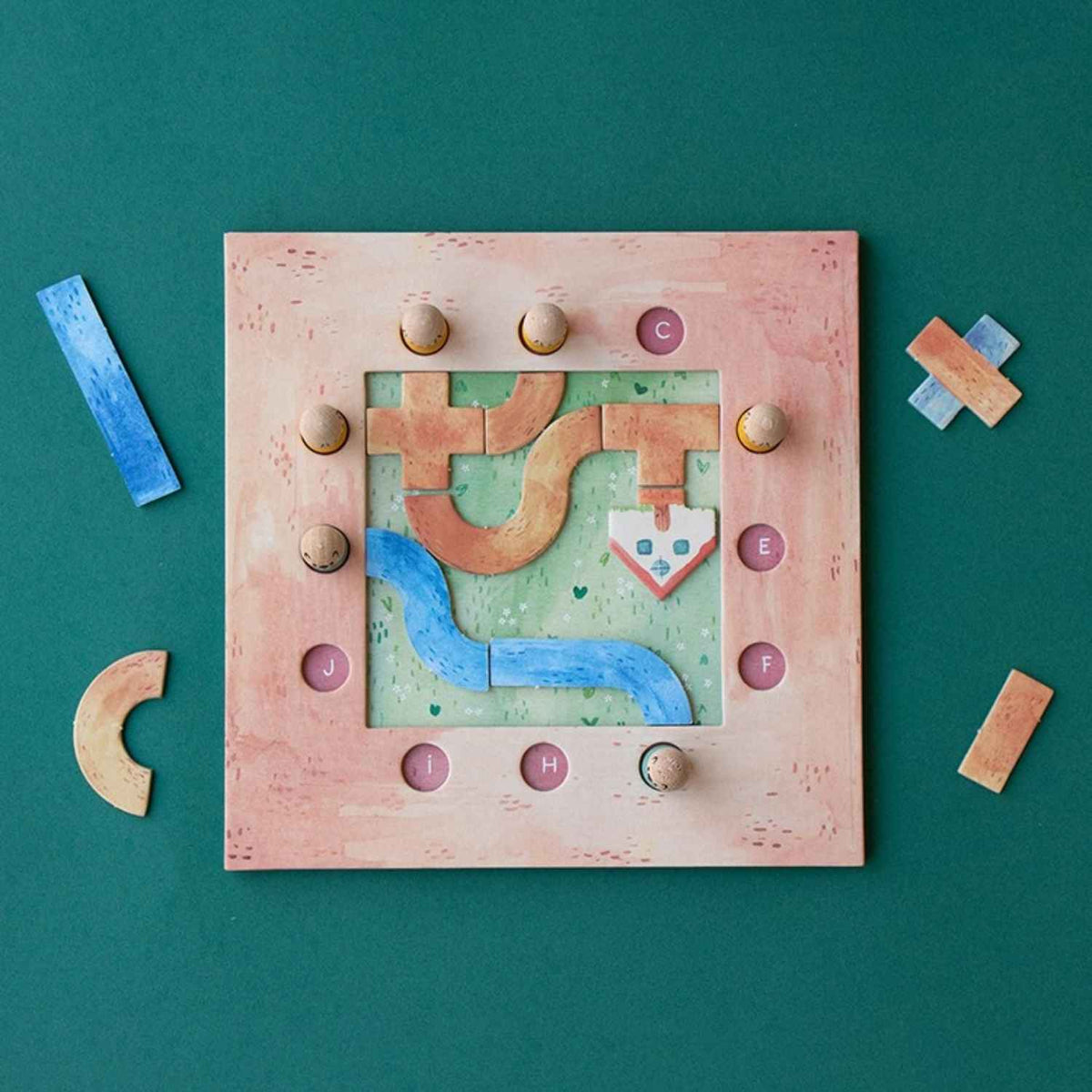 Family Game - BEST FRIENDS, el juego de mesa educativo y de lógica perfecto para niños a partir de 6 años y toda la familia. El objetivo es sencillo pero retador: elige una tarjeta de reto y combina las piezas sobre el tablero para abrir paso y reencontrar a los dos animales del mismo color.