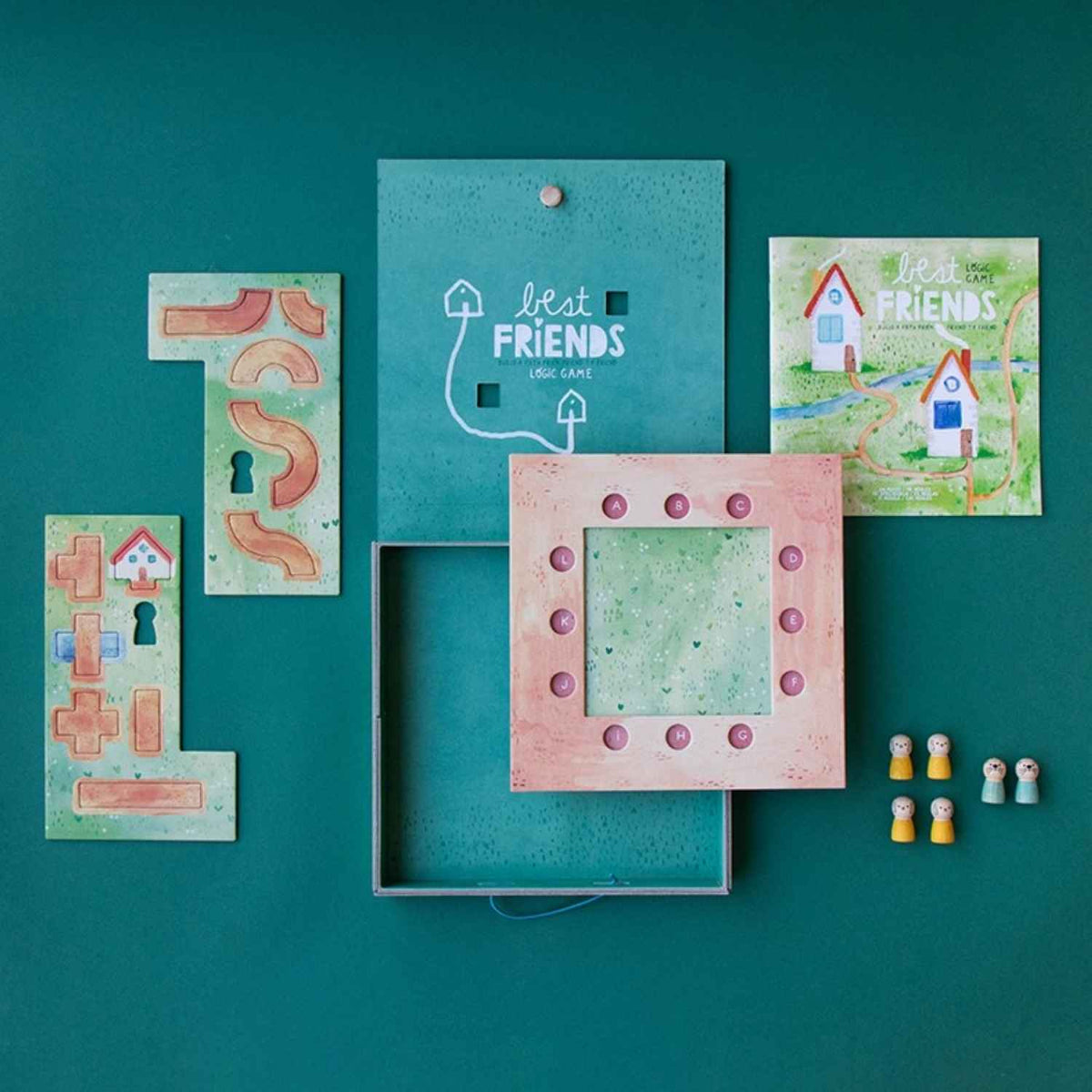 Family Game - BEST FRIENDS, el juego de mesa educativo y de lógica perfecto para niños a partir de 6 años y toda la familia. El objetivo es sencillo pero retador: elige una tarjeta de reto y combina las piezas sobre el tablero para abrir paso y reencontrar a los dos animales del mismo color.