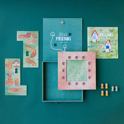 Family Game - BEST FRIENDS, el juego de mesa educativo y de lógica perfecto para niños a partir de 6 años y toda la familia. El objetivo es sencillo pero retador: elige una tarjeta de reto y combina las piezas sobre el tablero para abrir paso y reencontrar a los dos animales del mismo color.