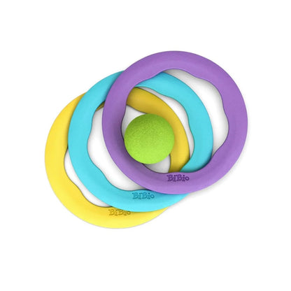 RiBi! Este versátil set de Bibio Toys invita a los peques a imaginar, moverse y crear sus propios retos, ya sea en la playa, la piscina, el parque o en casa.

¿Cómo se juega? Muy fácil: lanza la bola al centro de los aros en el suelo o sobre el agua y afina tu puntería. Luego, cambia el reto: coloca la bola y lanza los aros para encestar. ¡Y si lo prefieres, convierte los discos en barquitos flotantes o crea un circuito de obstáculos!