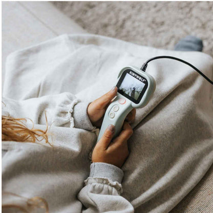 Convierte cualquier rincón en un emocionante terreno de aventura con la&nbsp;KIDYEXPLORE de Kidywolf. Esta innovadora cámara no es un juguete convencional: es una herramienta de descubrimiento equipada con un cable flexible de 1 metro que permite a los pequeños exploradores observar lo que sucede en lugares estrechos o rincones ocultos donde el ojo no llega. Desde el interior de una madriguera en el jardín hasta los rincones más profundos bajo el sofá, la curiosidad no tendrá límites.