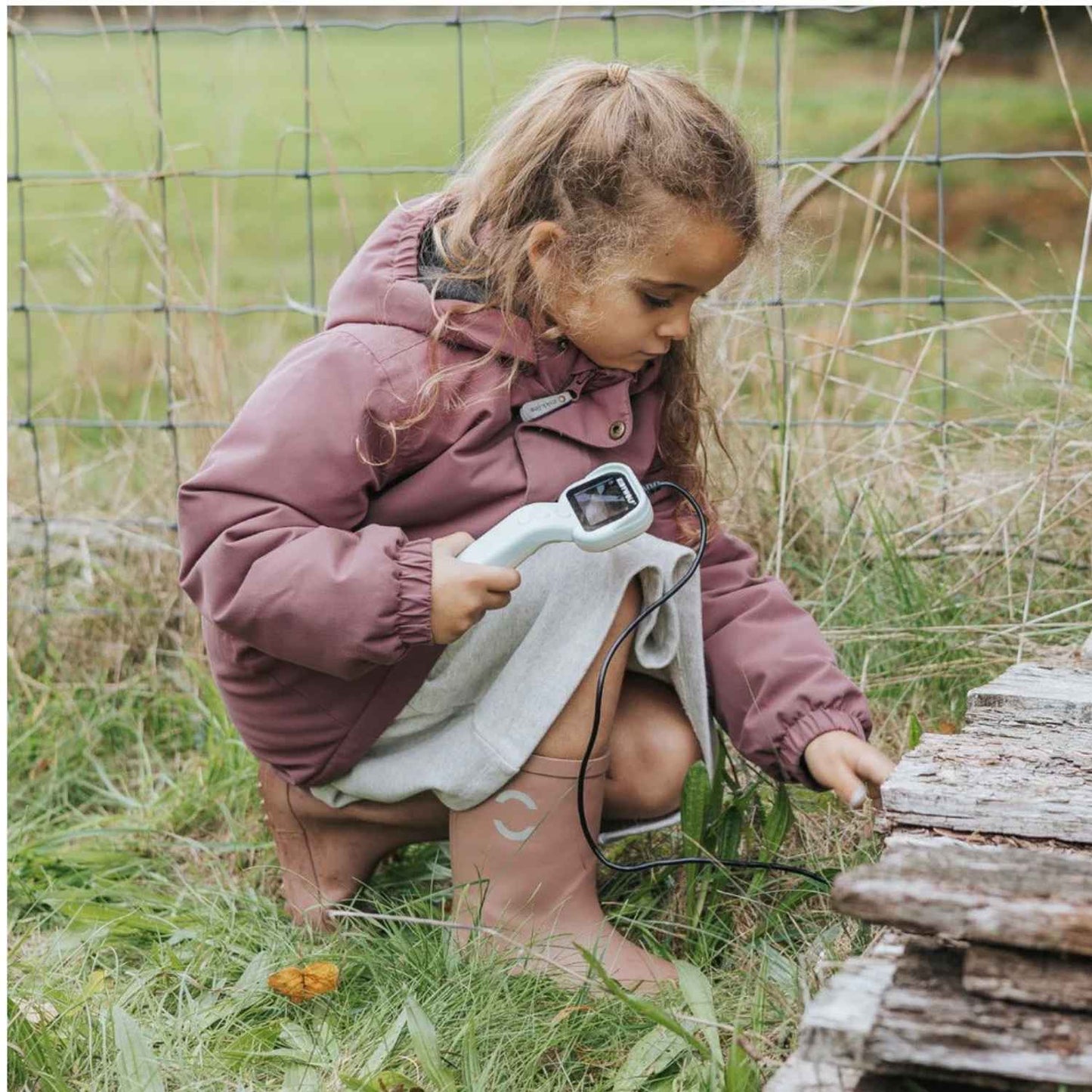 Convierte cualquier rincón en un emocionante terreno de aventura con la&nbsp;KIDYEXPLORE de Kidywolf. Esta innovadora cámara no es un juguete convencional: es una herramienta de descubrimiento equipada con un cable flexible de 1 metro que permite a los pequeños exploradores observar lo que sucede en lugares estrechos o rincones ocultos donde el ojo no llega. Desde el interior de una madriguera en el jardín hasta los rincones más profundos bajo el sofá, la curiosidad no tendrá límites.