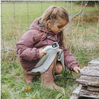 Convierte cualquier rincón en un emocionante terreno de aventura con la&nbsp;KIDYEXPLORE de Kidywolf. Esta innovadora cámara no es un juguete convencional: es una herramienta de descubrimiento equipada con un cable flexible de 1 metro que permite a los pequeños exploradores observar lo que sucede en lugares estrechos o rincones ocultos donde el ojo no llega. Desde el interior de una madriguera en el jardín hasta los rincones más profundos bajo el sofá, la curiosidad no tendrá límites.