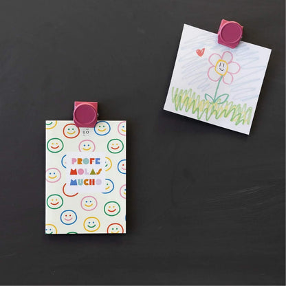 Postal "Profe molas mucho" con sobre de color incluido. Tamaño A6 (105x148 mm). El detalle perfecto para que los alumnos escriban un mensaje de agradecimiento a sus profesores.
