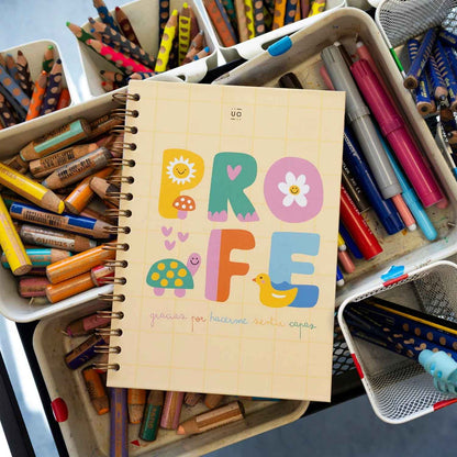 Libreta "Profe gracias por hacerme sentir capaz" con tapa dura y 200 páginas de puntos. Papel de alta calidad (90g) y diseño emotivo. El regalo ideal para agradecer la labor de un profesor especial.
