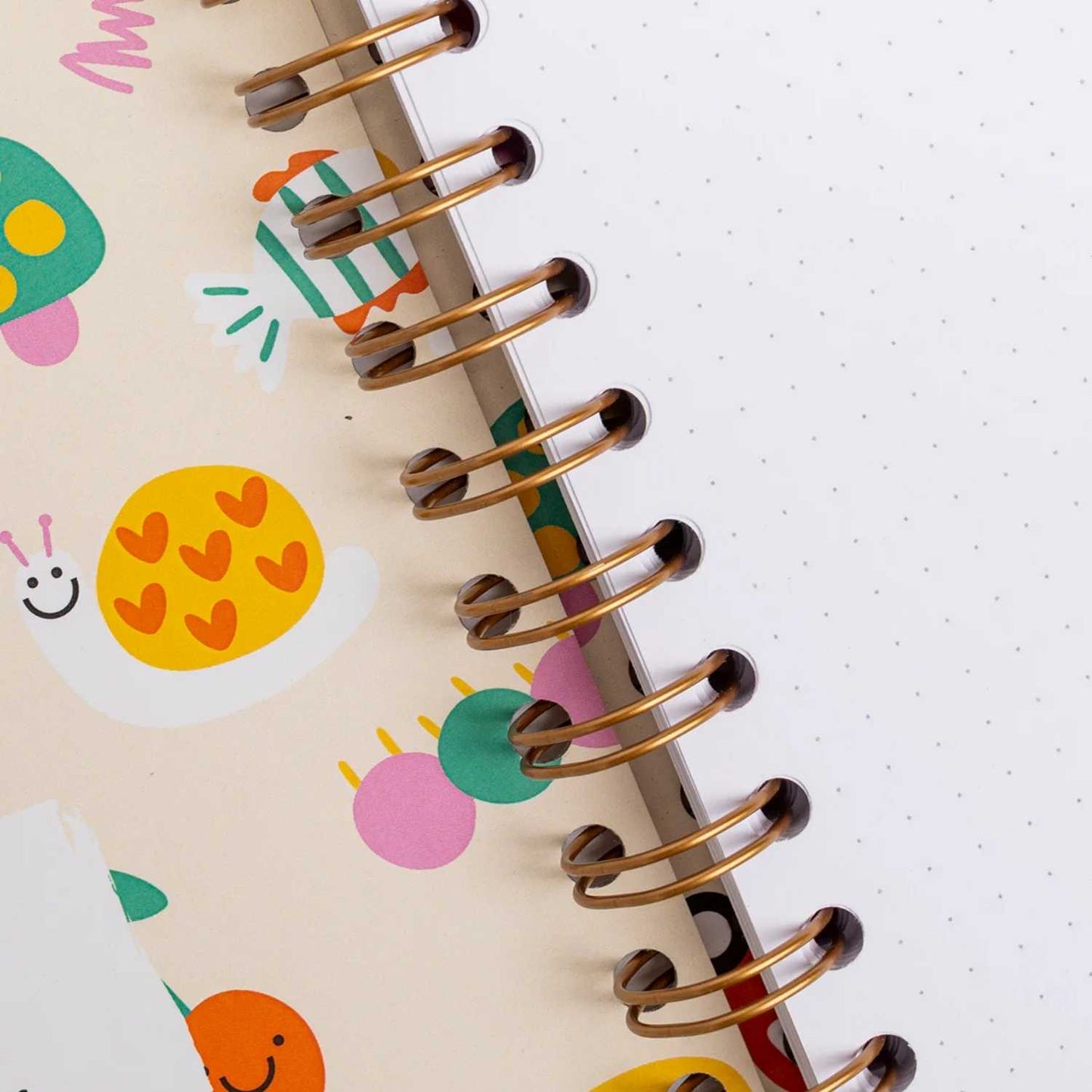 Libreta "Profe gracias por hacerme sentir capaz" con tapa dura y 200 páginas de puntos. Papel de alta calidad (90g) y diseño emotivo. El regalo ideal para agradecer la labor de un profesor especial.