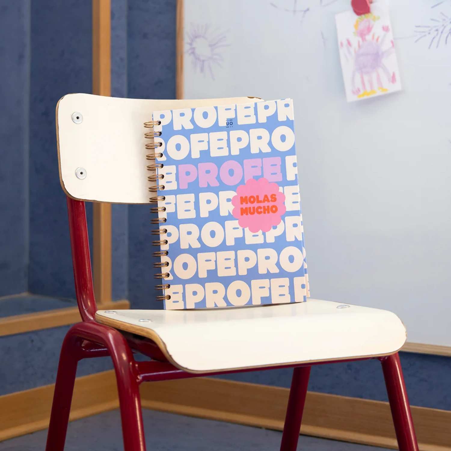 Libreta "Profe molas mucho" de tapa dura y 200 páginas con malla de puntos. Papel de 90g/m², ideal para bullet journal y notas de clase. Diseñada especialmente para profesores con estilo.