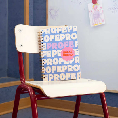 Libreta "Profe molas mucho" de tapa dura y 200 páginas con malla de puntos. Papel de 90g/m², ideal para bullet journal y notas de clase. Diseñada especialmente para profesores con estilo.