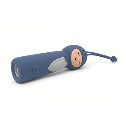 La linterna Little L es mucho más que una luz: es una compañera fiel para los momentos mágicos de la infancia. Su forma de CABALLERO adorable y su tacto suave la convierten en un objeto querido, perfecto para acompañar cuentos, juegos secretos o calmar la noche.