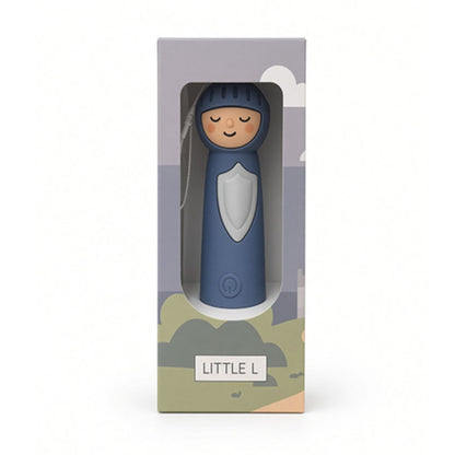 La linterna Little L es mucho más que una luz: es una compañera fiel para los momentos mágicos de la infancia. Su forma de CABALLERO adorable y su tacto suave la convierten en un objeto querido, perfecto para acompañar cuentos, juegos secretos o calmar la noche.