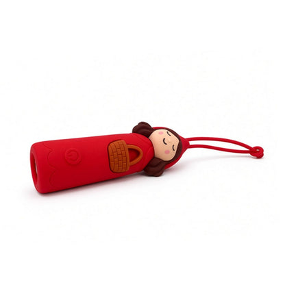 La linterna Little L es mucho más que una luz: es una compañera fiel para los momentos mágicos de la infancia. Su forma de CAPERUCITA adorable y su tacto suave la convierten en un objeto querido, perfecto para acompañar cuentos, juegos secretos o calmar la noche.