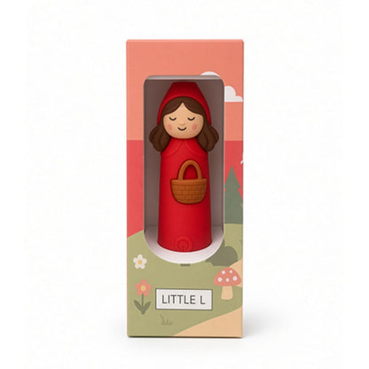 La linterna Little L es mucho más que una luz: es una compañera fiel para los momentos mágicos de la infancia. Su forma de CAPERUCITA adorable y su tacto suave la convierten en un objeto querido, perfecto para acompañar cuentos, juegos secretos o calmar la noche.